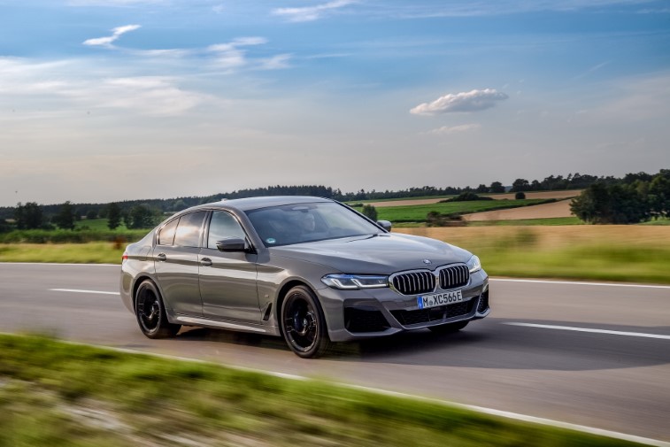 2021 BMW 545e xDrive Hybrid resim galerisi (12.08.2020)