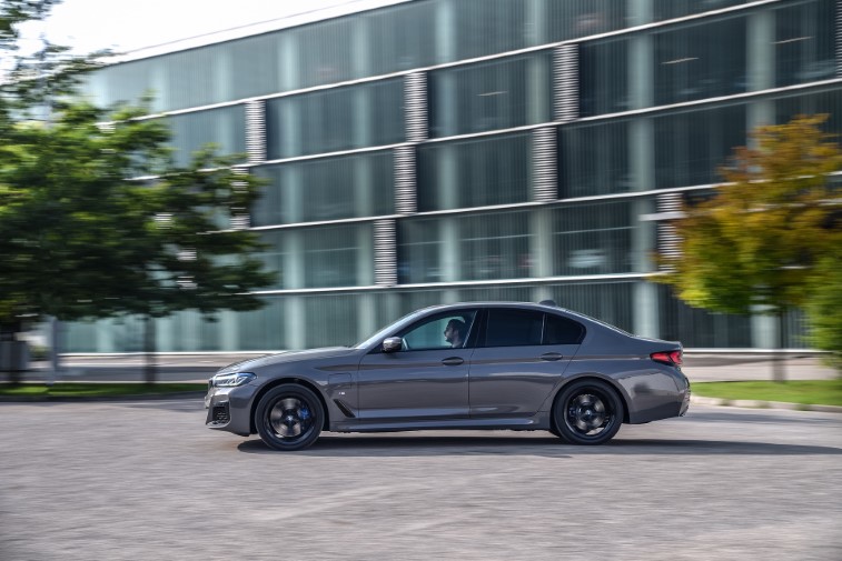 2021 BMW 545e xDrive Hybrid resim galerisi (12.08.2020)