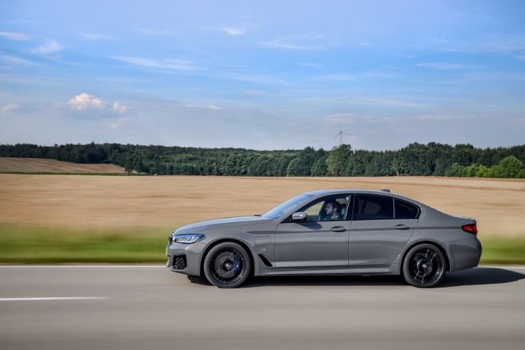 2021 BMW 545e xDrive Hybrid resim galerisi (12.08.2020)