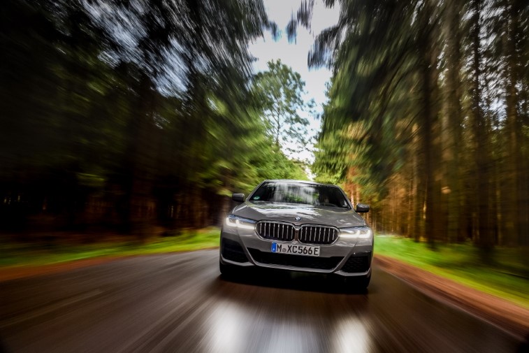 2021 BMW 545e xDrive Hybrid resim galerisi (12.08.2020)