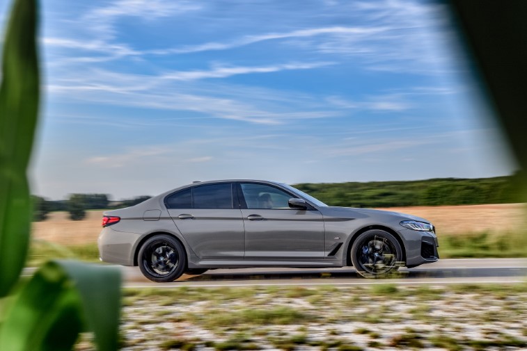 2021 BMW 545e xDrive Hybrid resim galerisi (12.08.2020)