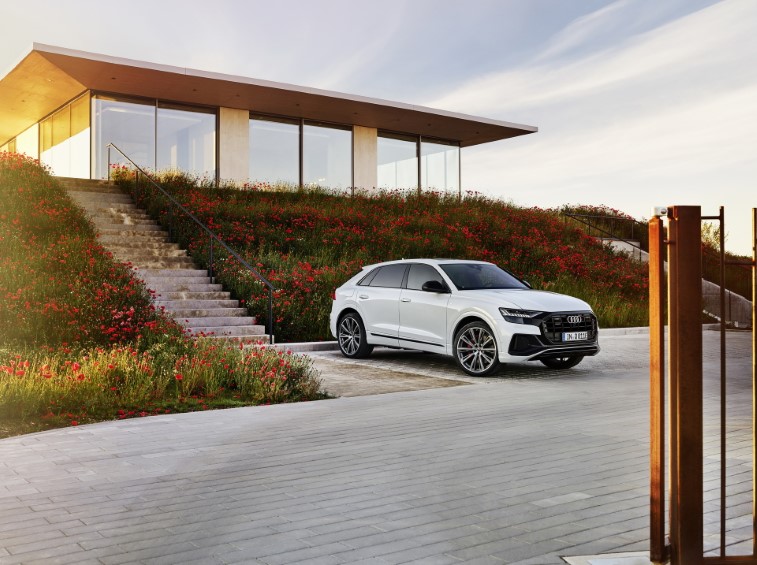 Audi Q8 TFSIe Quattro Plug-in Hybrid resim galerisi (15.10.2020)