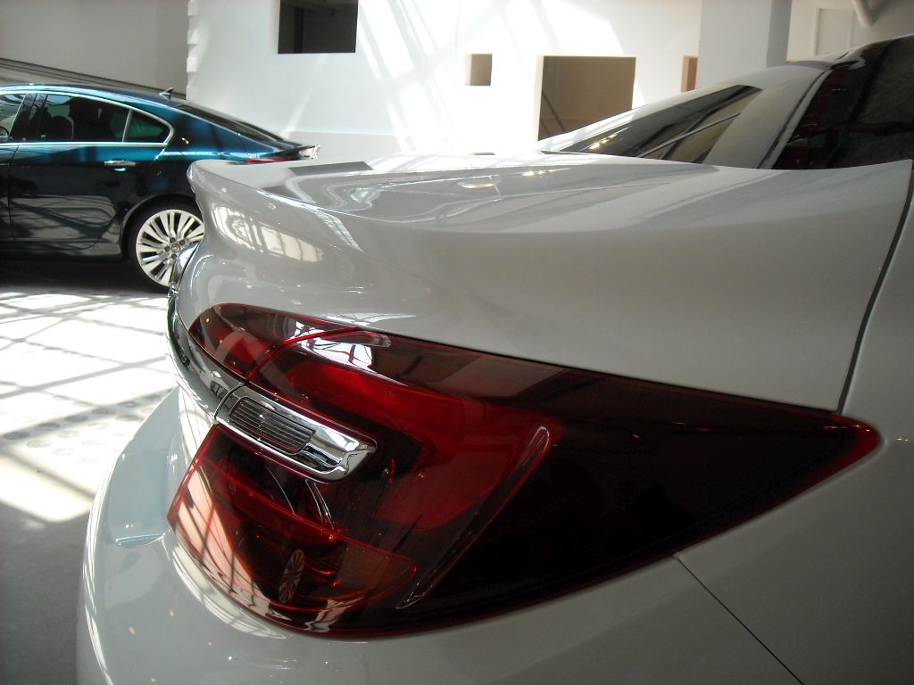 YEN MAKYAJLI OPEL NSGNA DI GRNM RESMLER