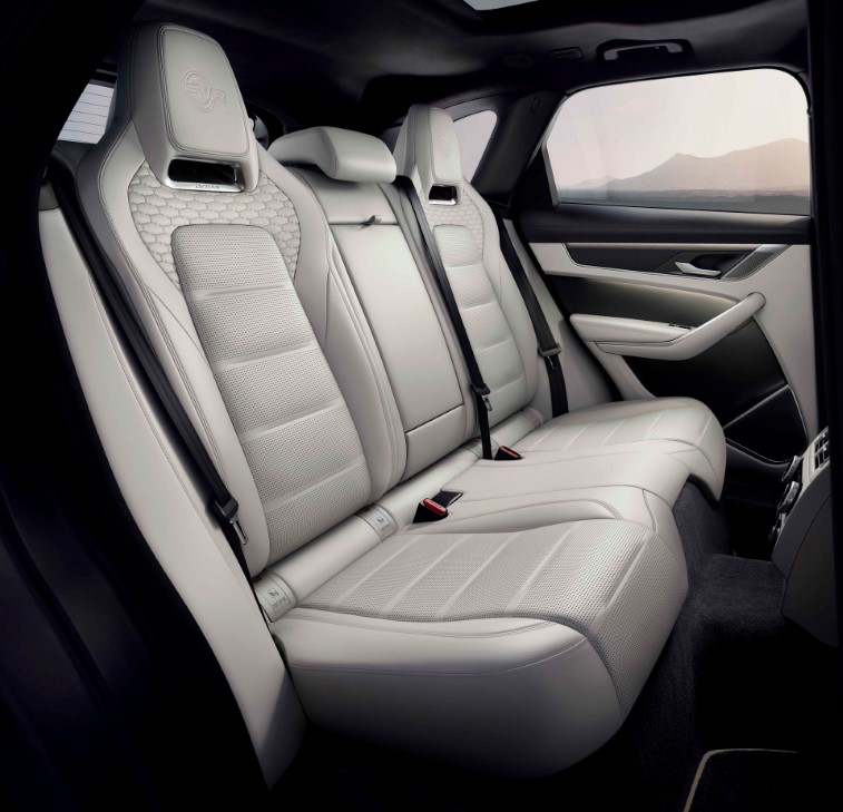 2021 Jaguar F-Pace SVR resim galerisi (03.12.2020)