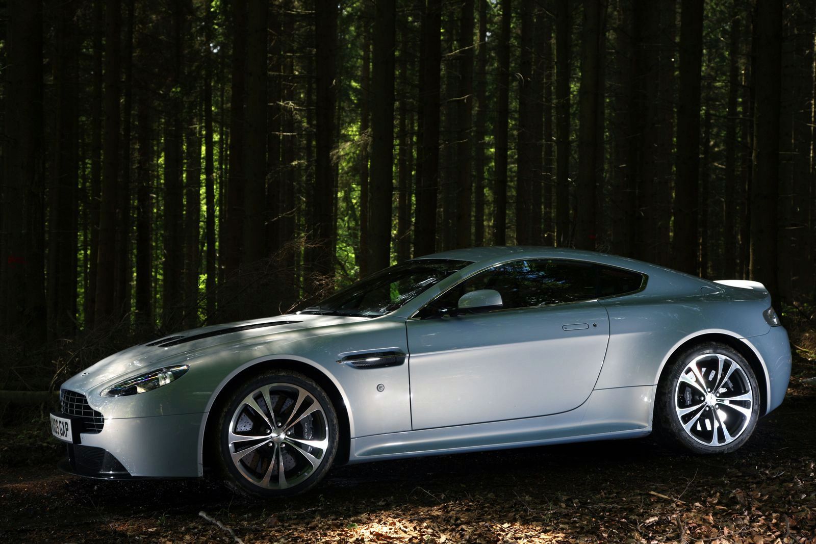 ASTON MARTN V12 VANTAGE GALER