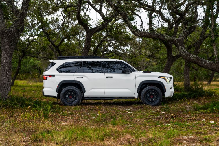 2023 Toyota Sequoia resim galerisi (26.01.2022)