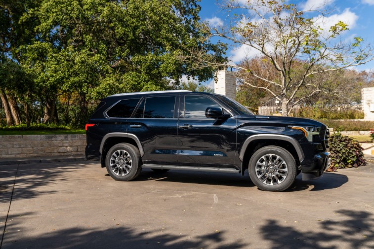 2023 Toyota Sequoia resim galerisi (26.01.2022)