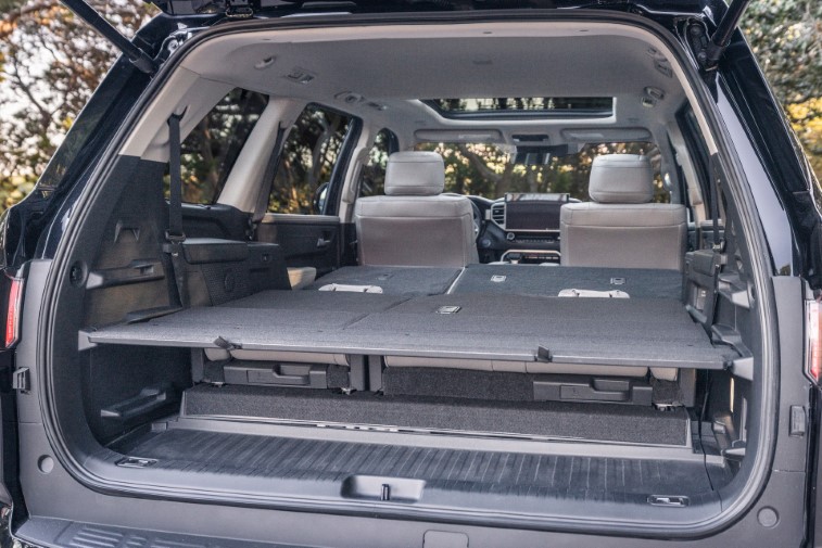 2023 Toyota Sequoia resim galerisi (26.01.2022)