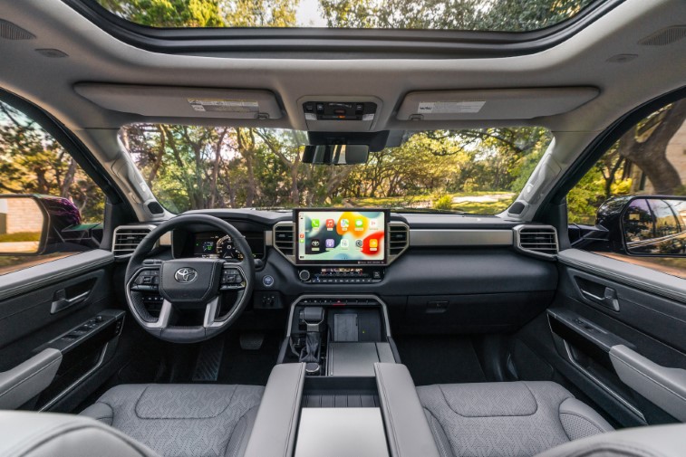 2023 Toyota Sequoia resim galerisi (26.01.2022)