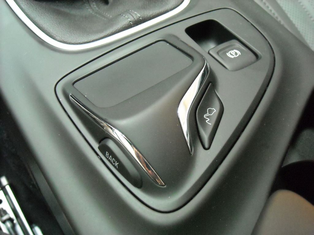 YEN MAKYAJLI OPEL NSGNA  MEKAN RESMLER