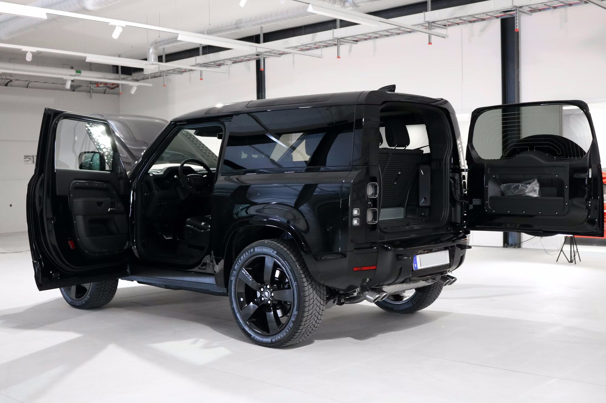 Land Rover Defender V8 Bond Edition resim galerisi (25.03.2022)