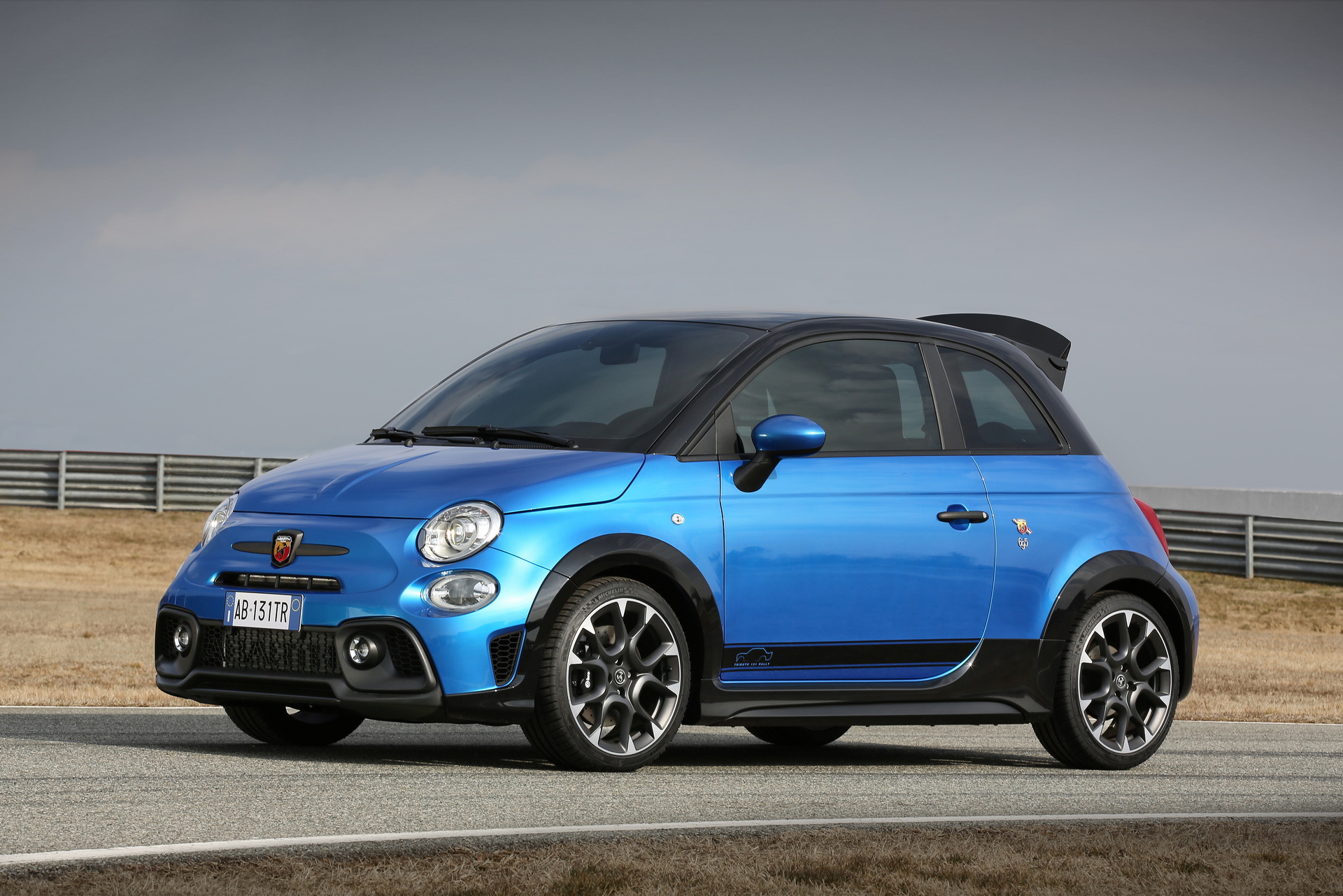 Abarth 695 Tributo Special Edition resim galerisi (05.05.2022)