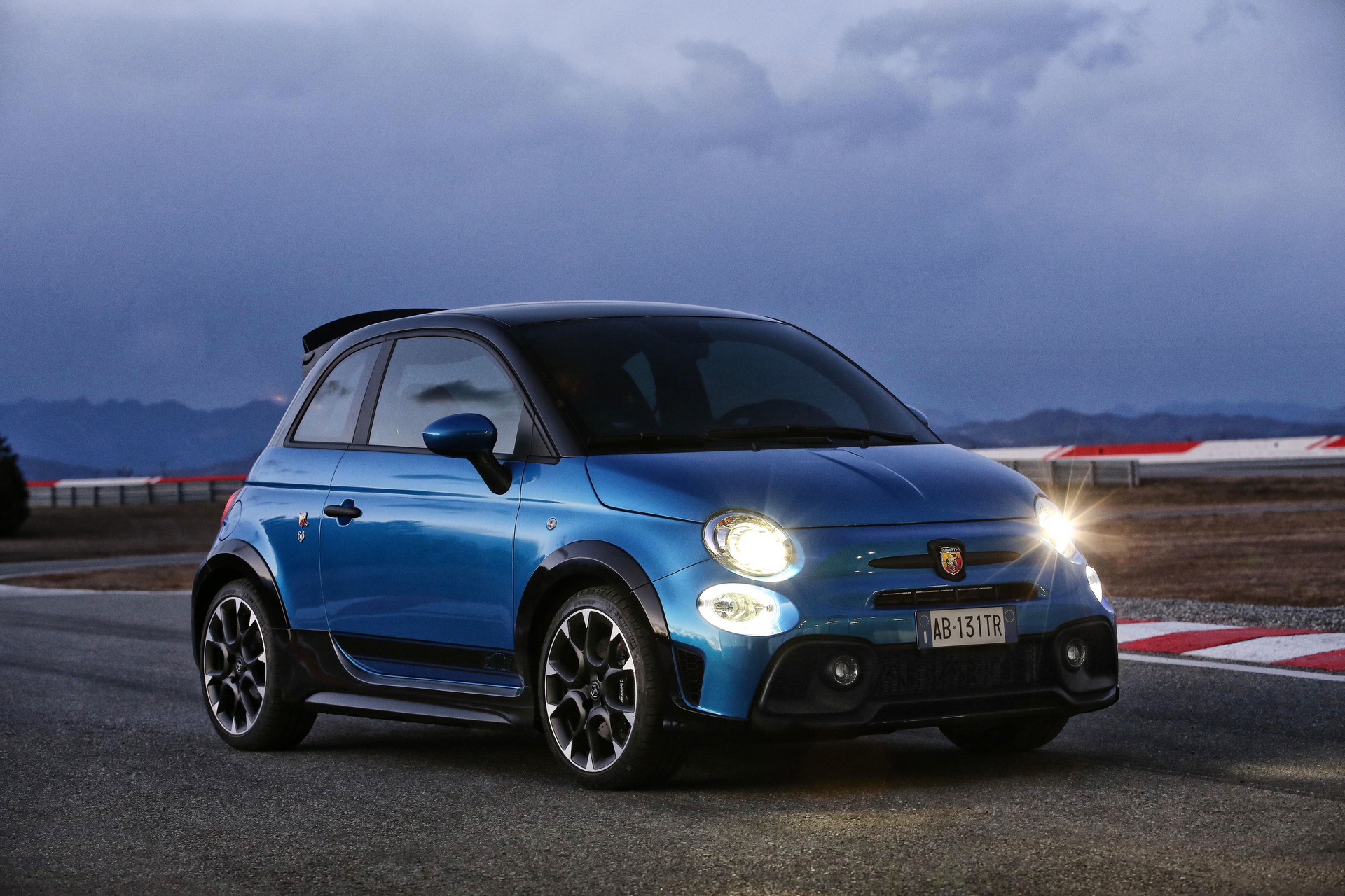 Abarth 695 Tributo Special Edition resim galerisi (05.05.2022)