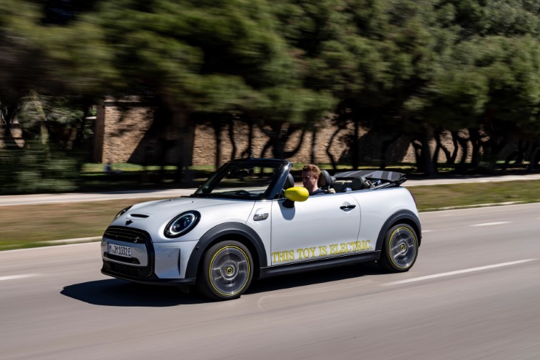 Mini Cooper SE Convertible resim galerisi (15.07.2022)