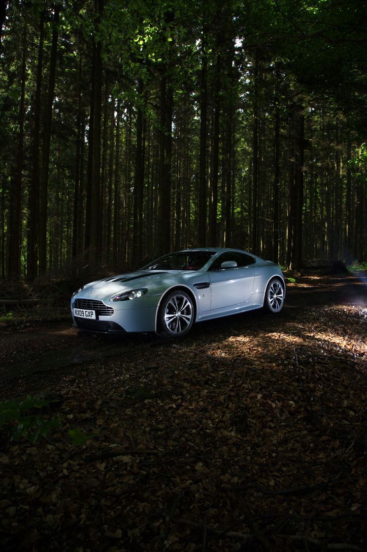 ASTON MARTN V12 VANTAGE GALER