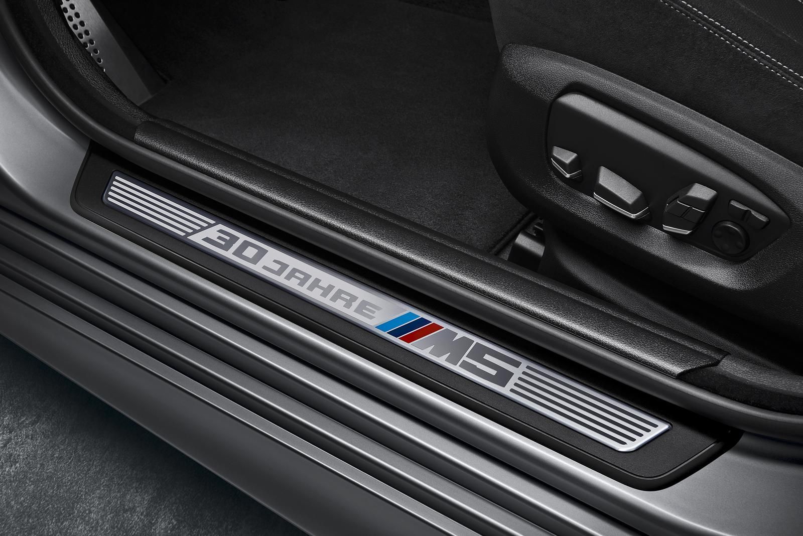 YEN BMW M5 30. YIL ZEL SER RESM GALERS 