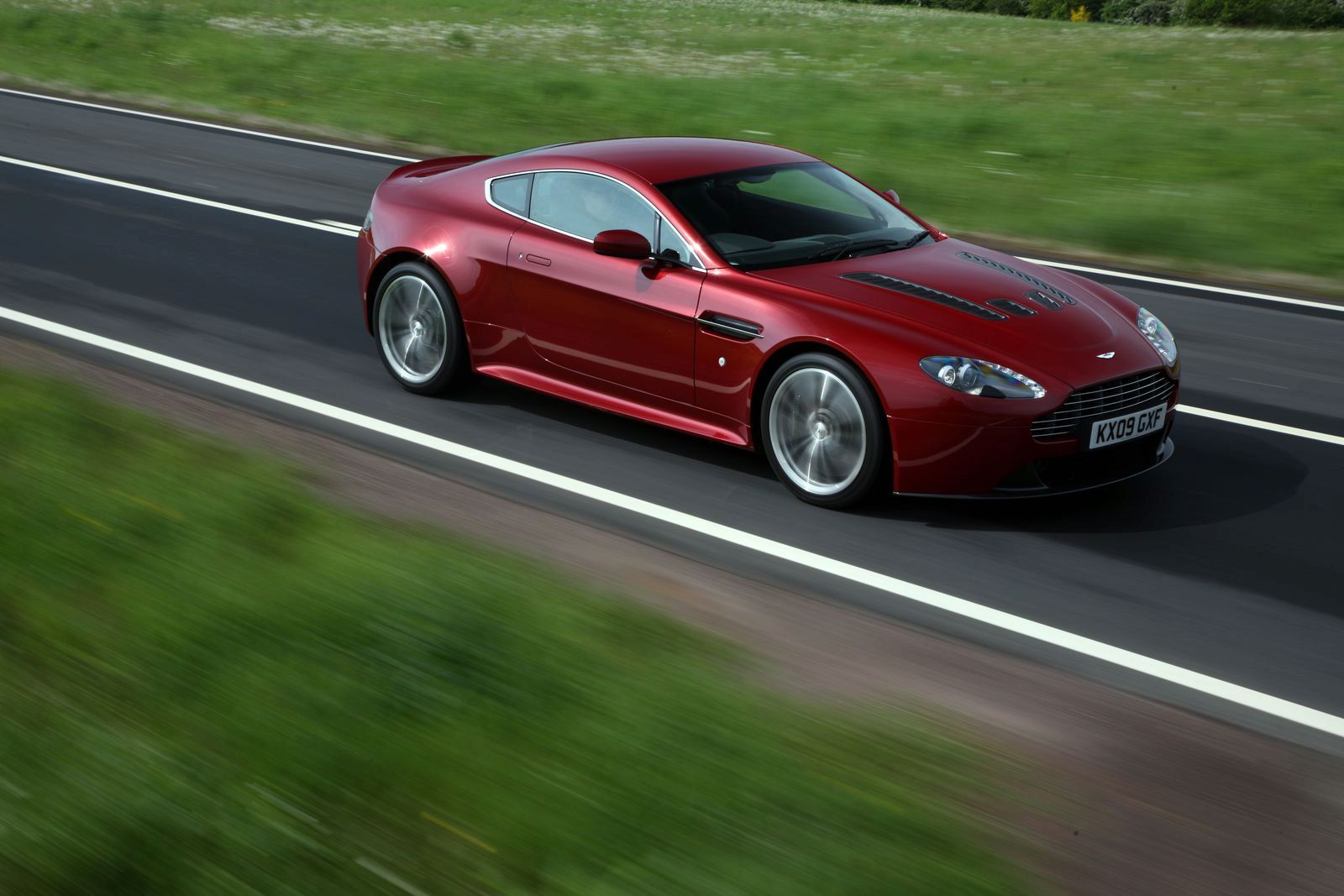 ASTON MARTN V12 VANTAGE GALER
