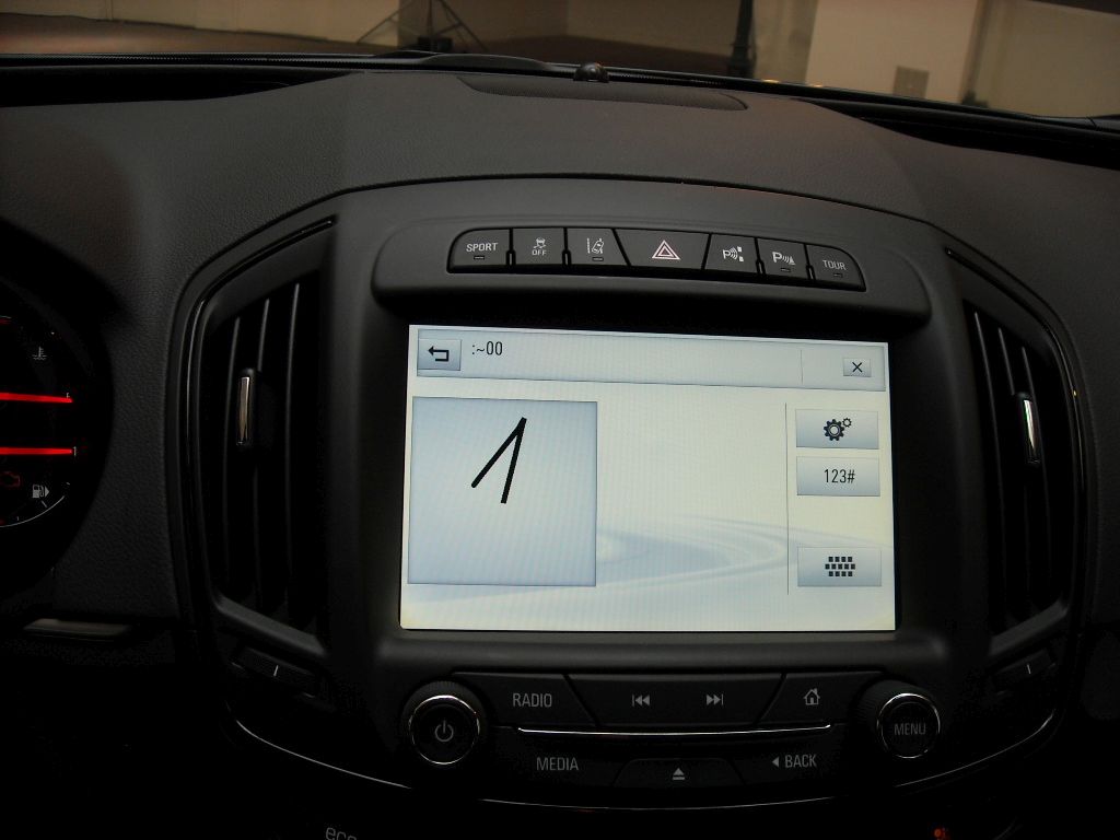 YEN MAKYAJLI OPEL NSGNA  MEKAN RESMLER