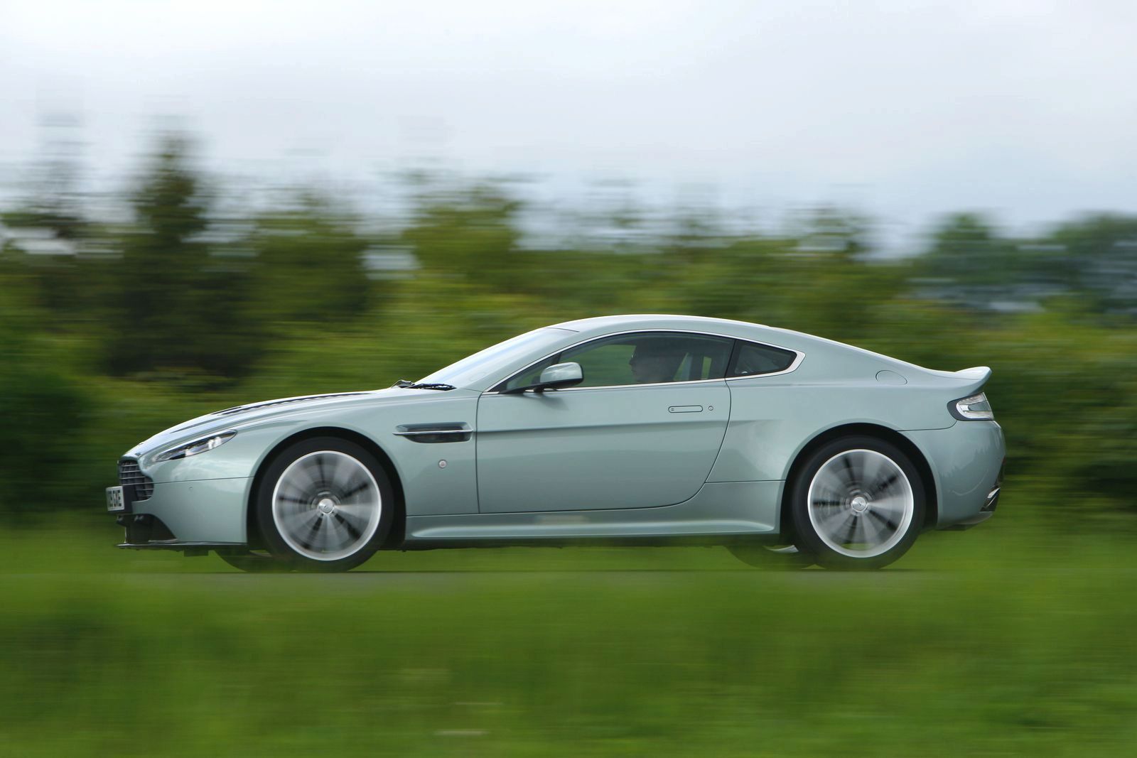 ASTON MARTN V12 VANTAGE GALER