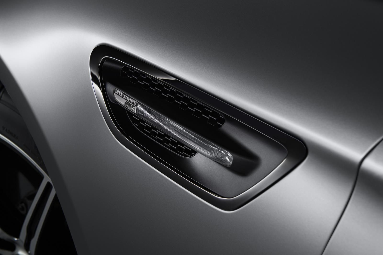 YEN BMW M5 30. YIL ZEL SER RESM GALERS 