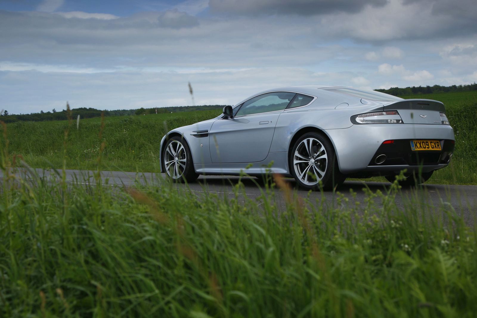 ASTON MARTN V12 VANTAGE GALER