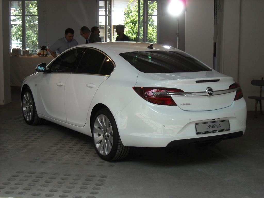 YEN MAKYAJLI OPEL NSGNA DI GRNM RESMLER