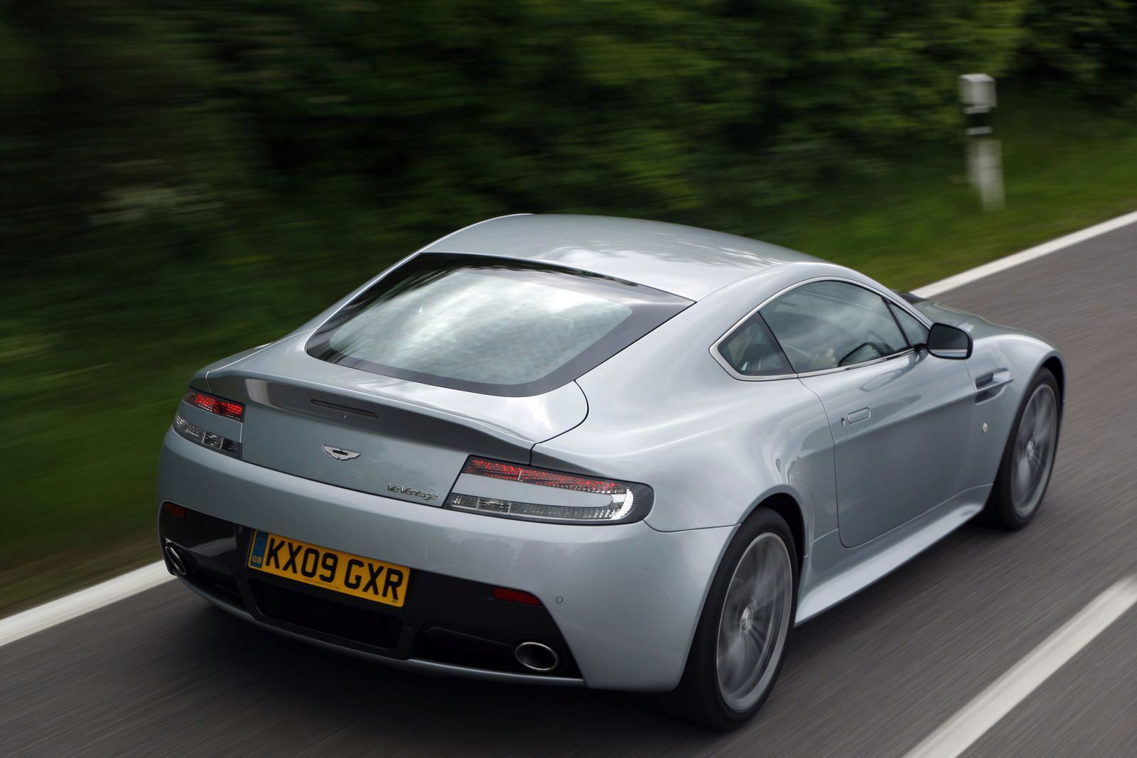 ASTON MARTN V12 VANTAGE GALER