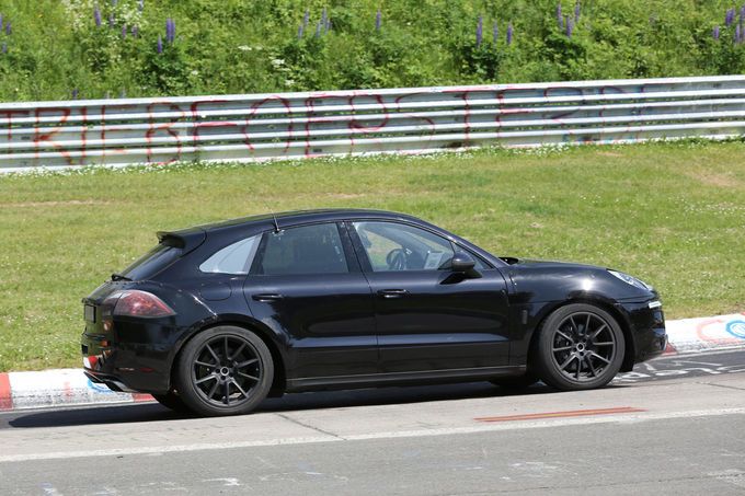 YEN PORSCHE MACAN HAFF KAMUFLAJLI RESM GALERS