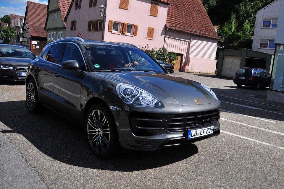 YEN PORSCHE MACAN TURBO RESM GALERS 