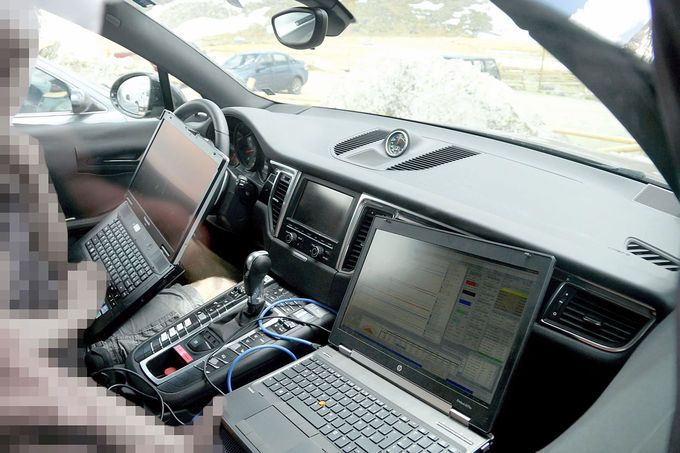 YEN PORSCHE MACAN HAFF KAMUFLAJLI RESM GALERS