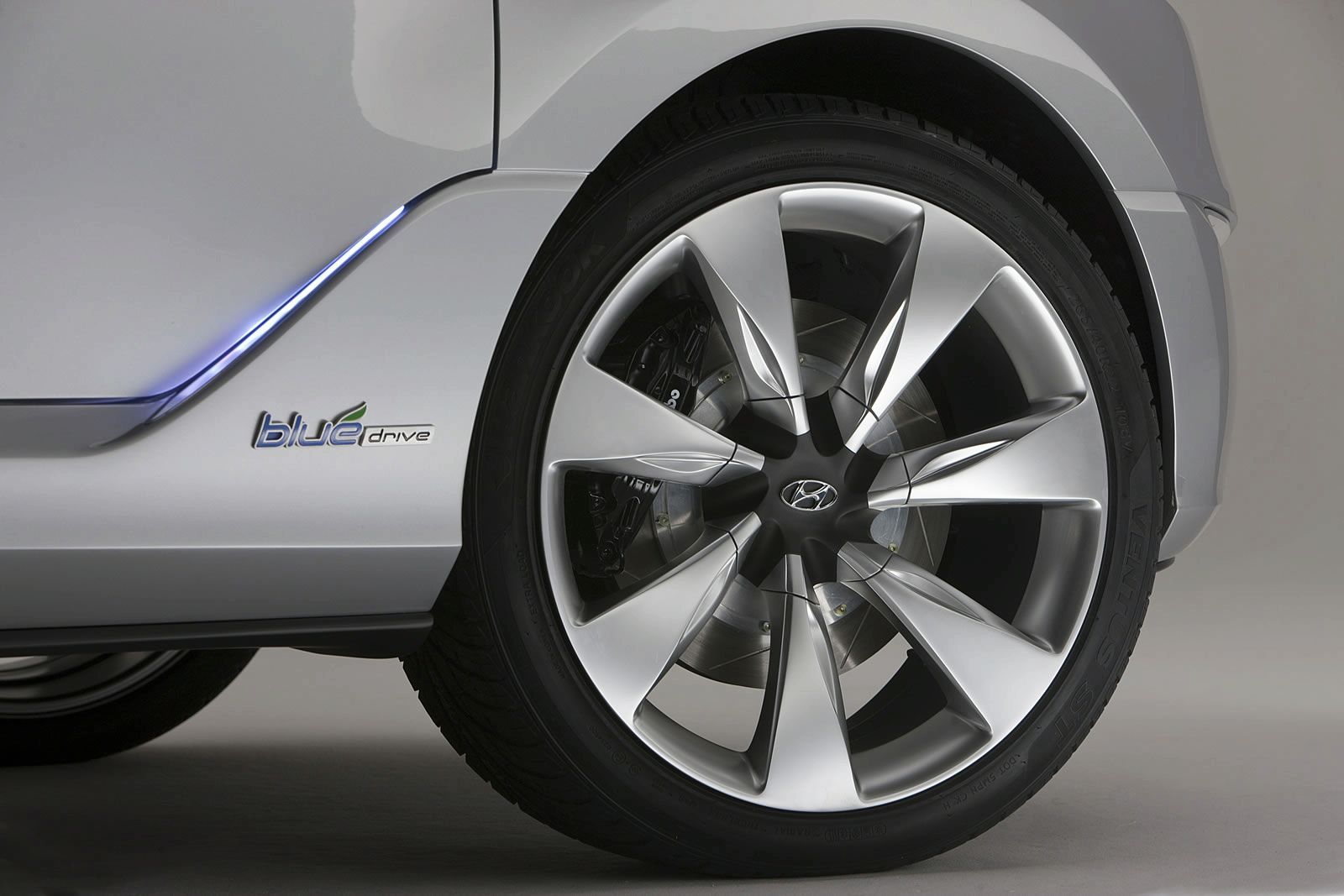 HYUNDA NUVS CONCEPT GALER