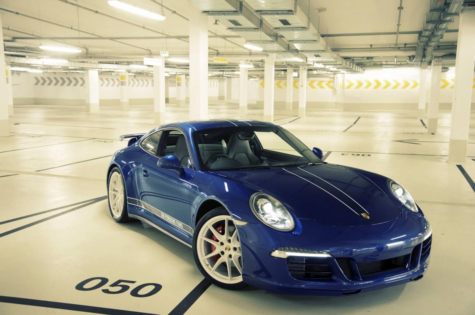 PORSCHE 911 CARRERA 4S
