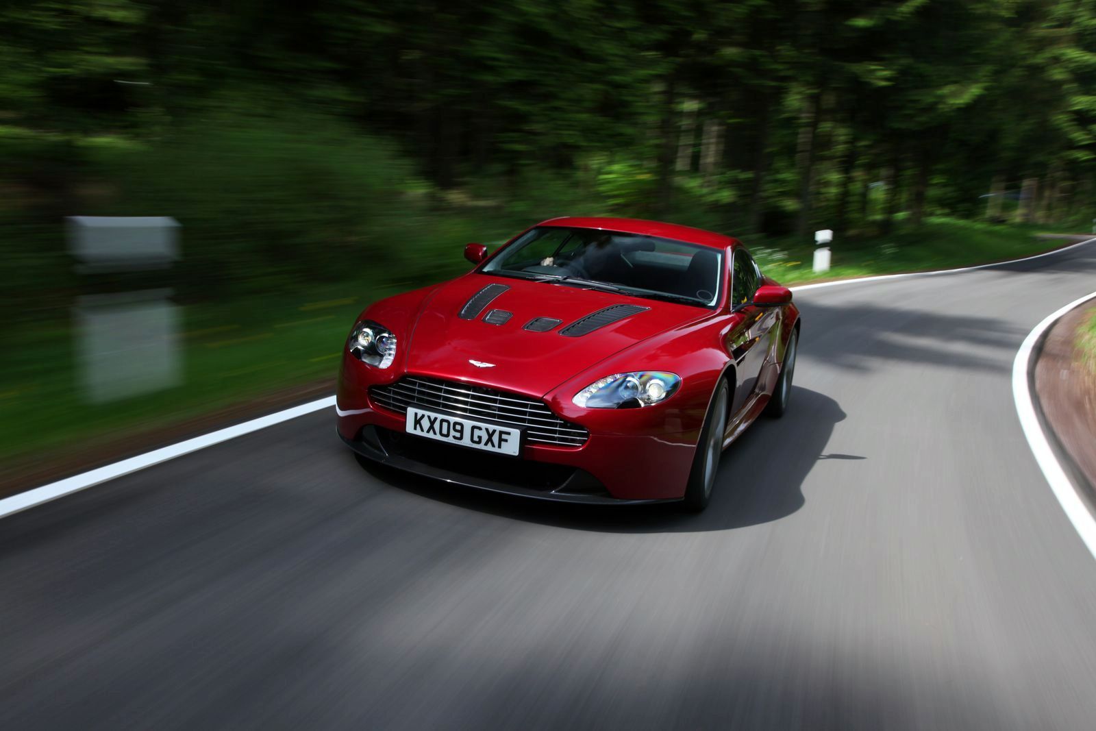 ASTON MARTN V12 VANTAGE GALER