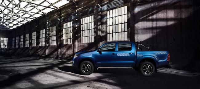 YEN TOYOTA HILUX INVINCIBLE RESM GALERS