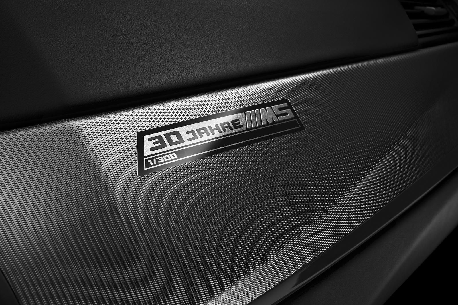 YEN BMW M5 30. YIL ZEL SER RESM GALERS 