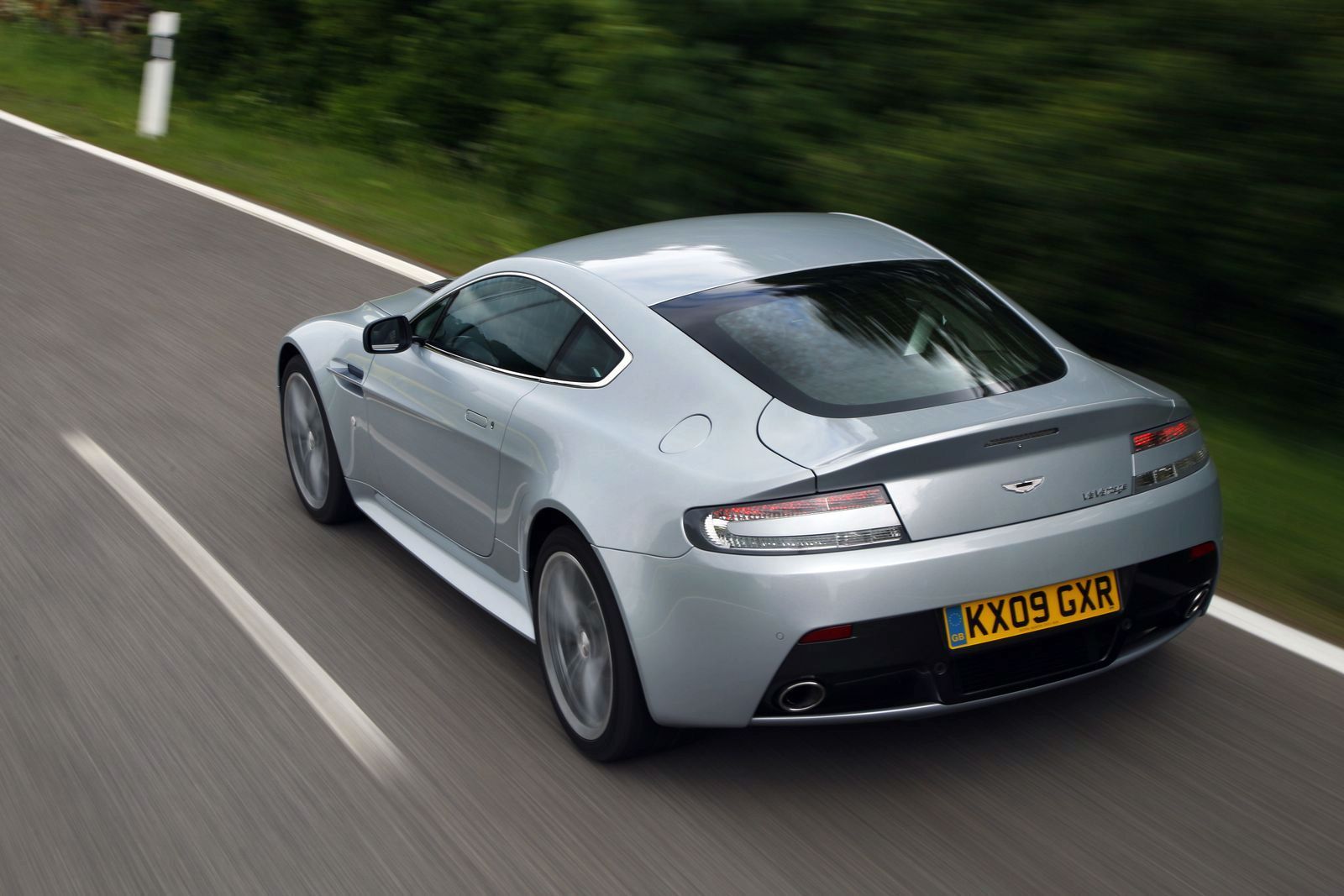 ASTON MARTN V12 VANTAGE GALER