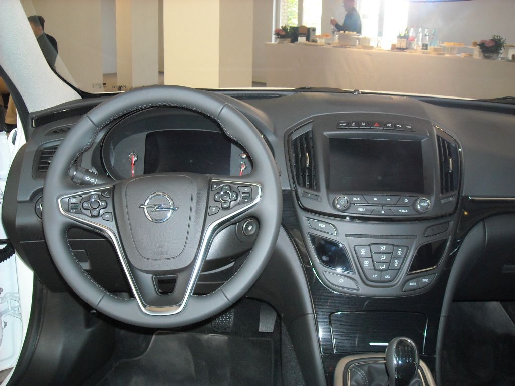 YEN MAKYAJLI OPEL NSGNA  MEKAN RESMLER