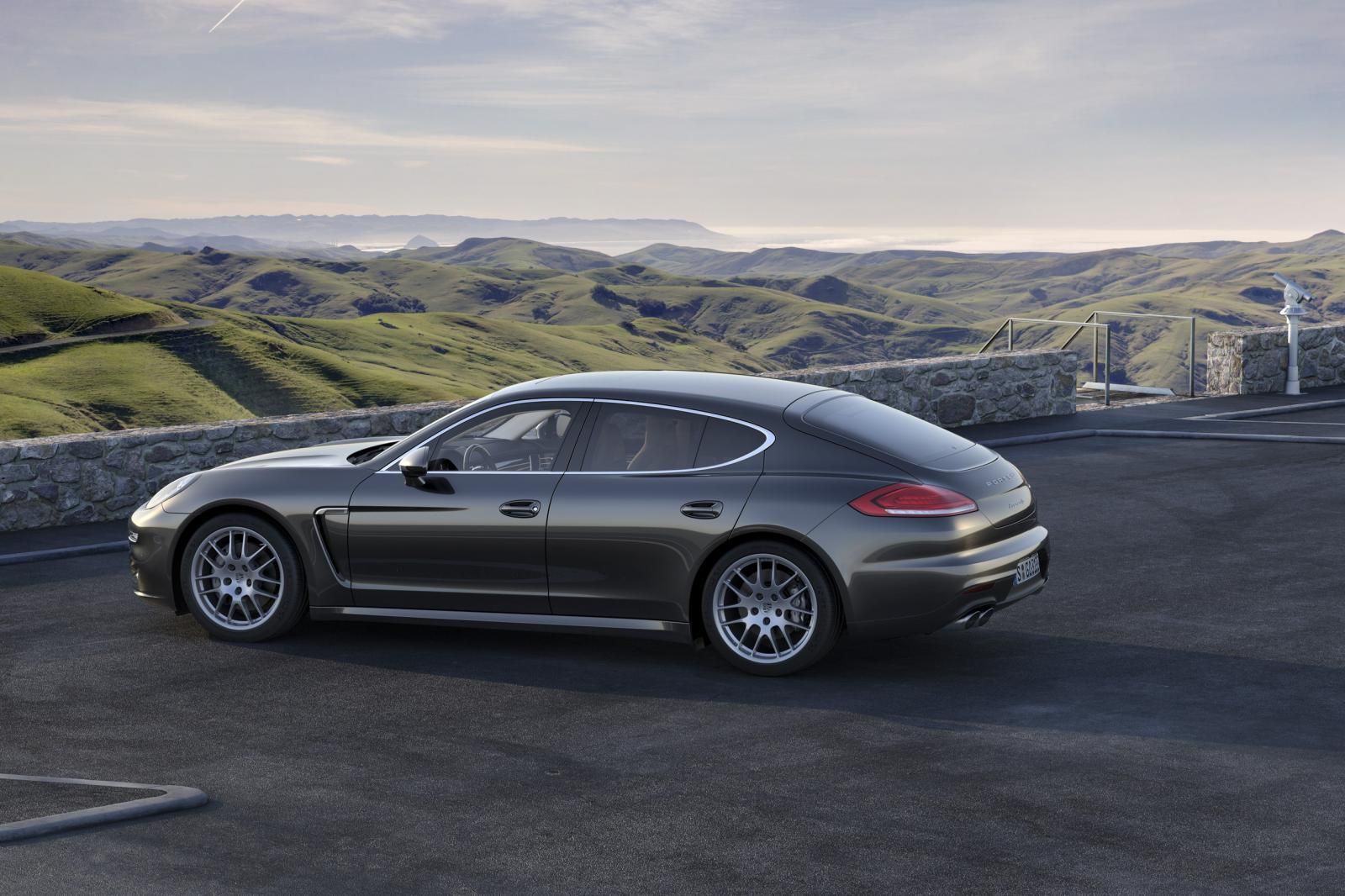 YENi MAKYAJLI 2014 PORSCHE PANAMERA VE PANEMERA E-HYBRD GALER
