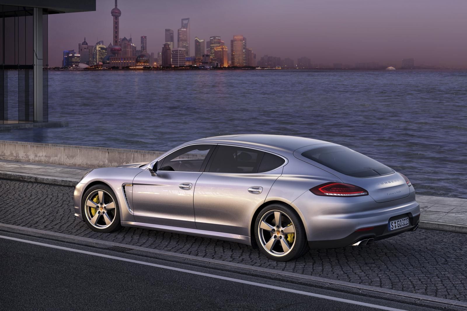 YENi MAKYAJLI 2014 PORSCHE PANAMERA VE PANEMERA E-HYBRD GALER