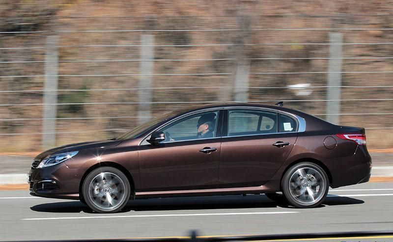 YEN MAKYAJLI RENAULT LATTUDE'NN PUCU SAMSUNG SM5 RESM GALER