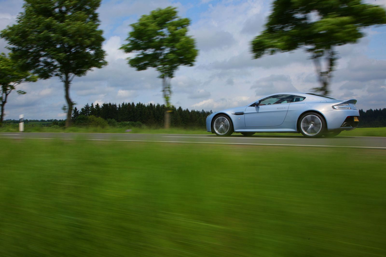ASTON MARTN V12 VANTAGE GALER