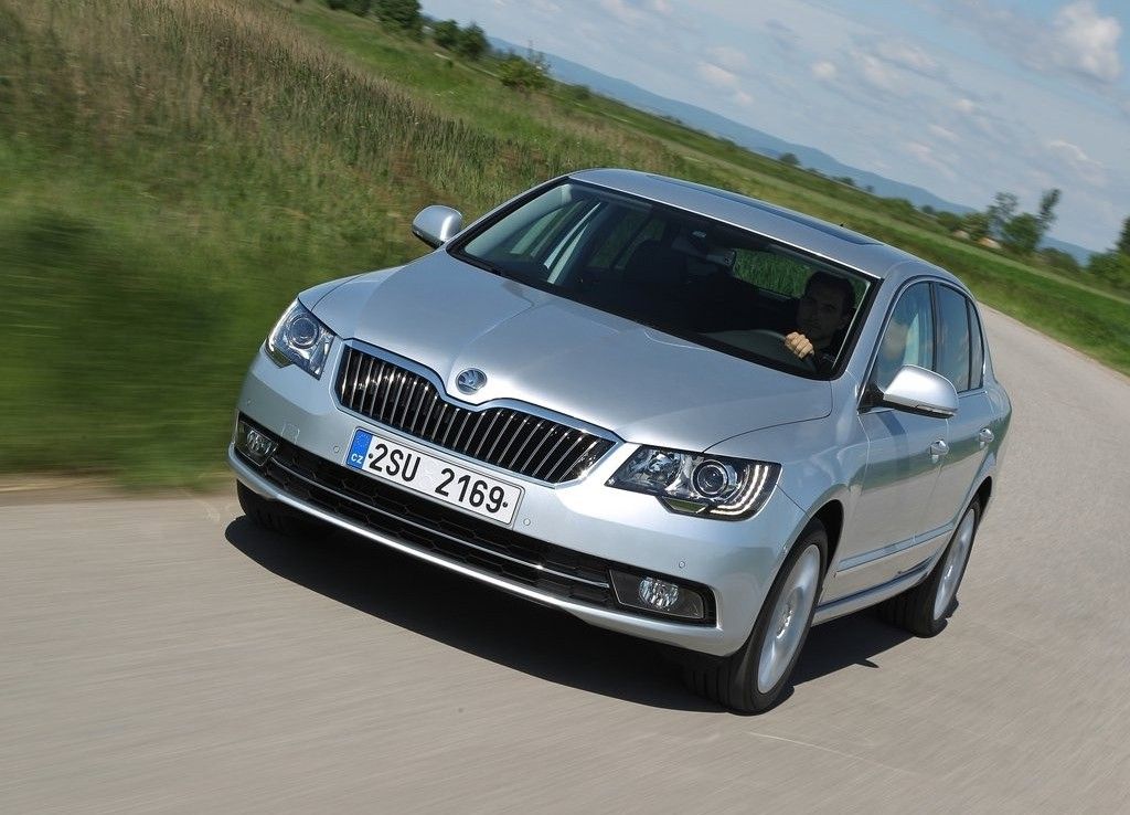 YEN MAKYAJLI SKODA SUPERB GALER 2