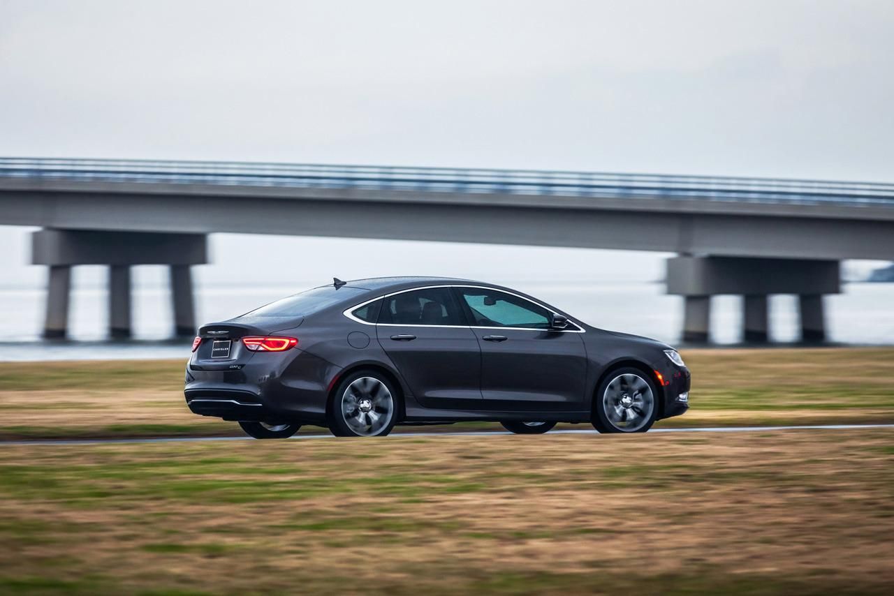 YEN 2015 CHRYSLER 200 AYRINTILI RESM GALERS