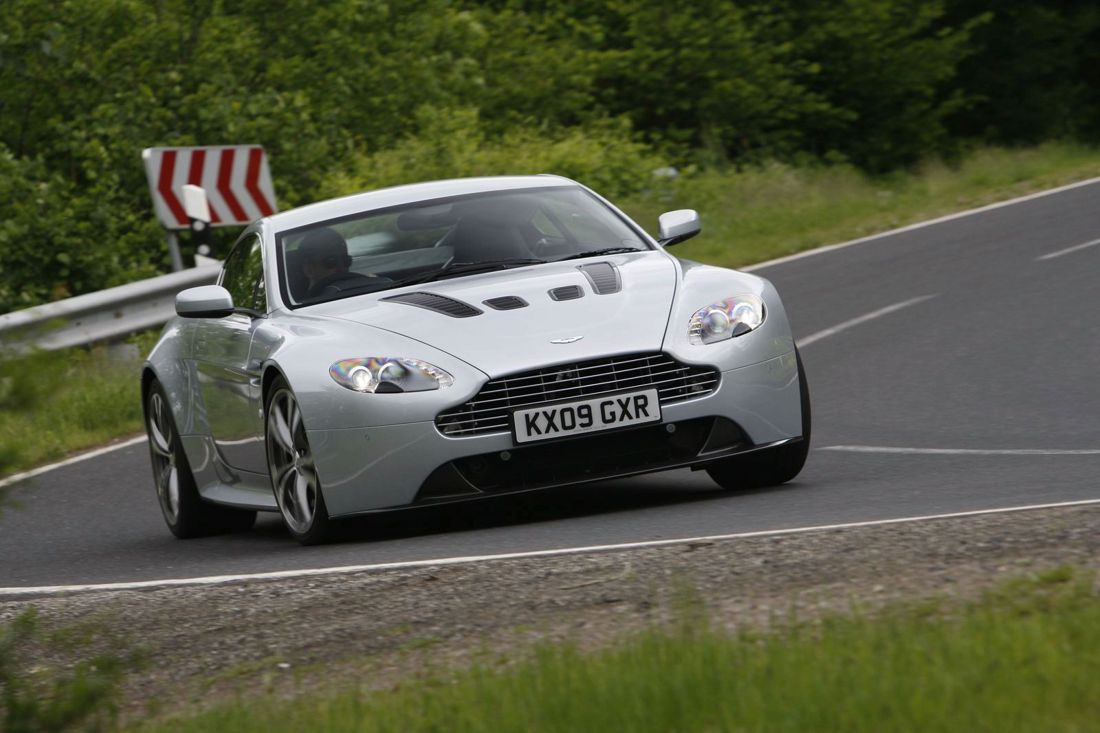 ASTON MARTN V12 VANTAGE GALER