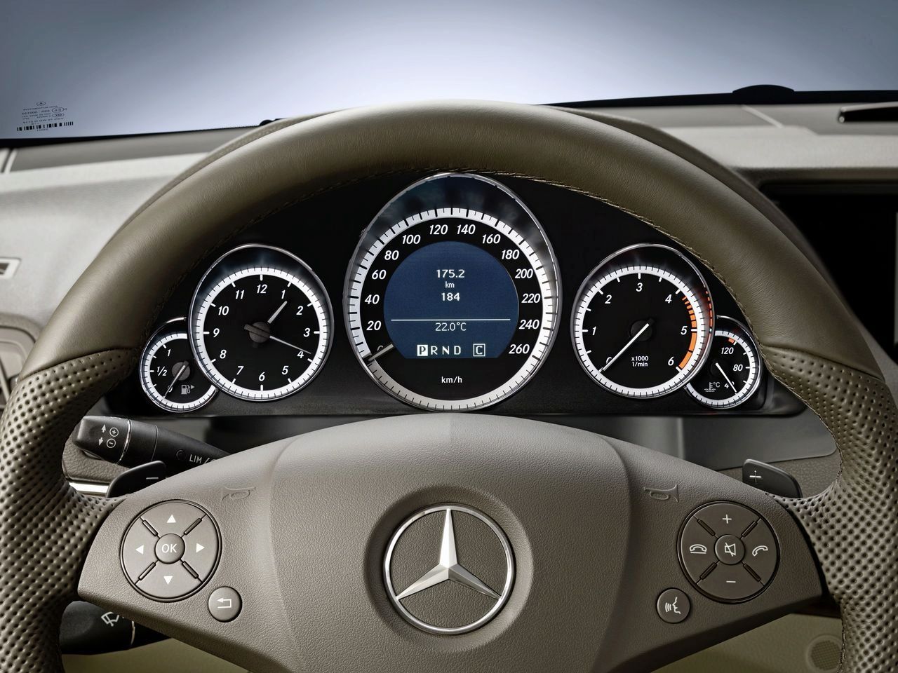 MERCEDES E COUPE (2010) GALER