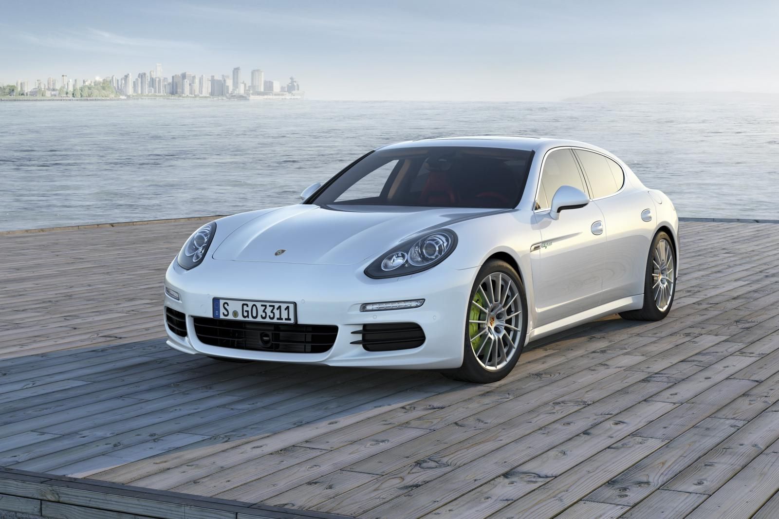 YENi MAKYAJLI 2014 PORSCHE PANAMERA VE PANEMERA E-HYBRD GALER