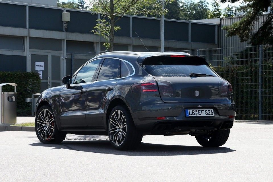 YEN PORSCHE MACAN TURBO RESM GALERS 