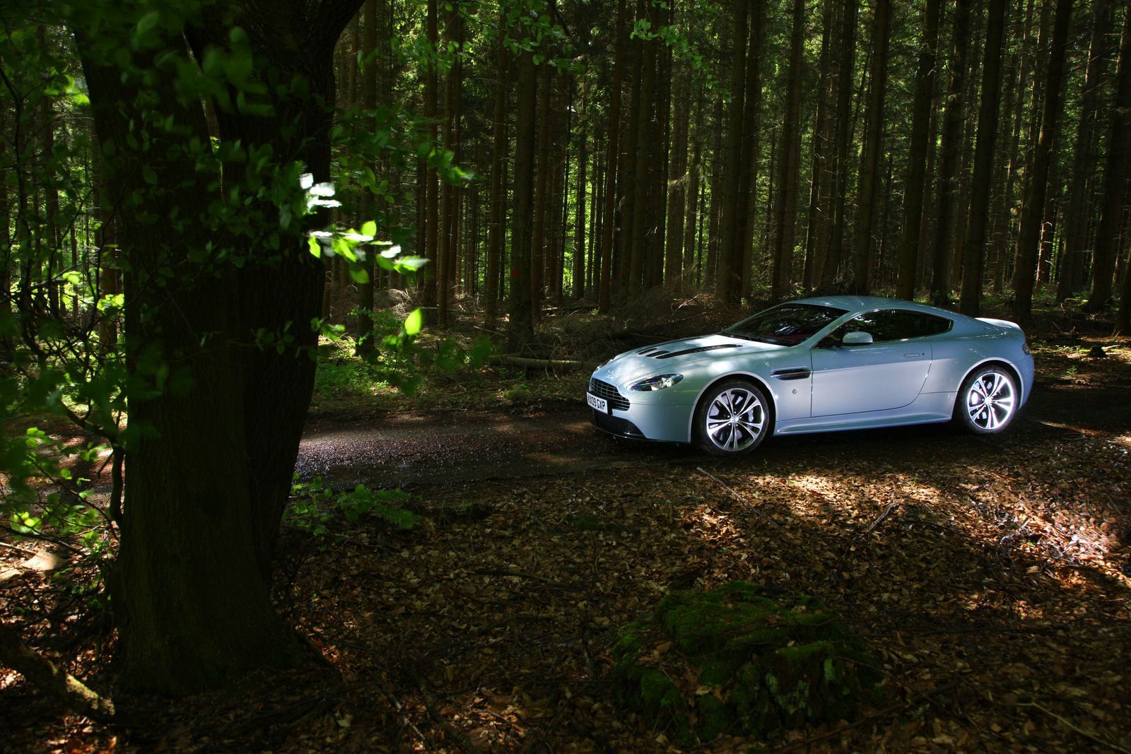 ASTON MARTN V12 VANTAGE GALER